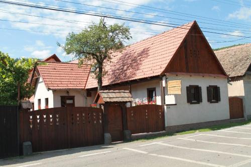 Zsuzsanna Parasztház — hotel in Praid