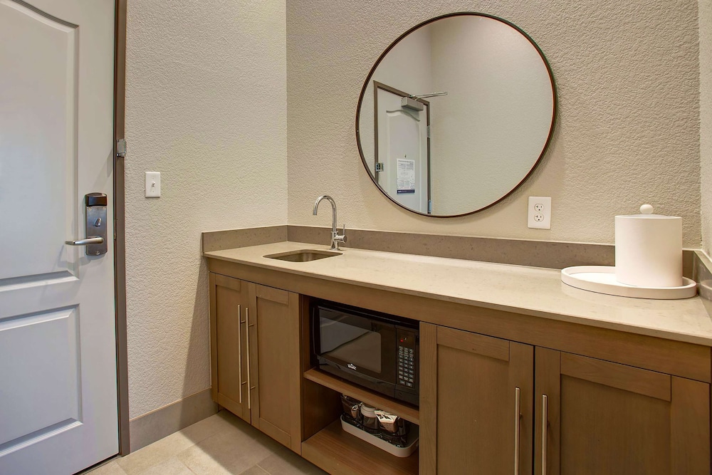 Hampton Inn & Suites Borger - photo 17