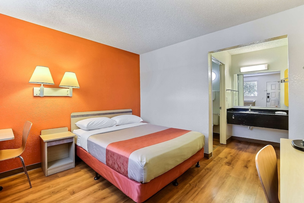 Motel 6 Oakland Airport - photo 24