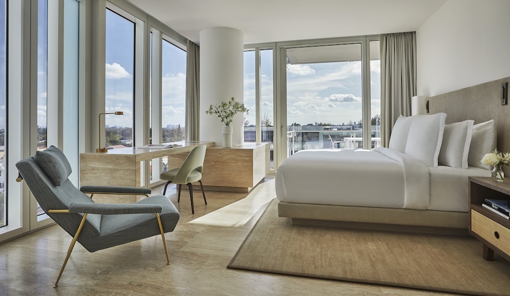 Four Seasons Hotel at The Surf Club - photo 10