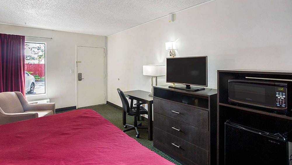 Magnuson Hotel Bradenton - photo 9