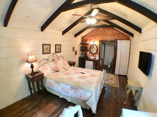 Tiny Home Cottage Near the Smokies #8 Helga - photo 4