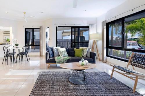 Luxe Bayview Oasis with Dream Waterfront Pool — Darwin — photo 2