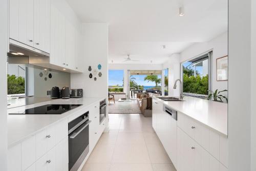 Chic Beachside Abode Sunrise Beach — Sunrise Beach — photo 4