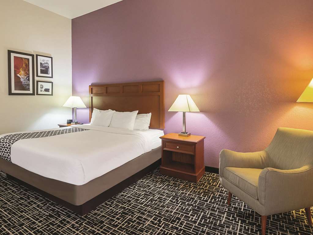 La Quinta Inn & Suites by Wyndham Bowling Green - photo 21