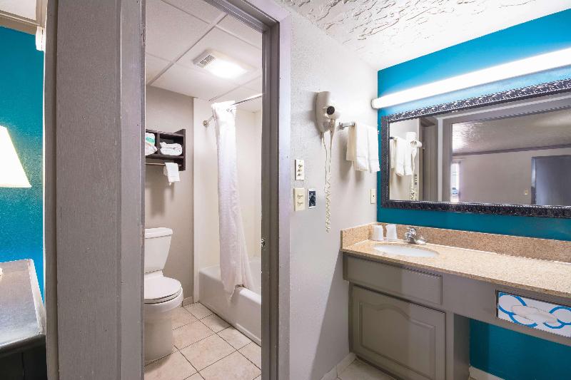 Econo Lodge Inn & Suites Oklahoma City - photo 24