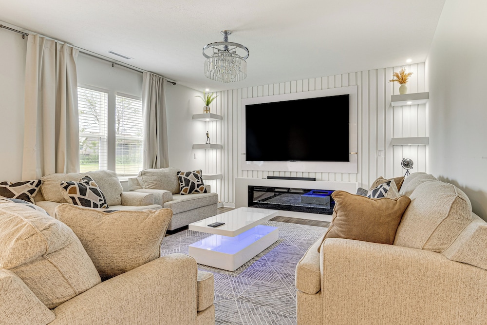 16 Mi to Indianapolis: Group Getaway w Pool Table in Avon, United States