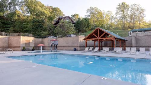 Rustic Roots - carbon neutral hotel in Sevierville