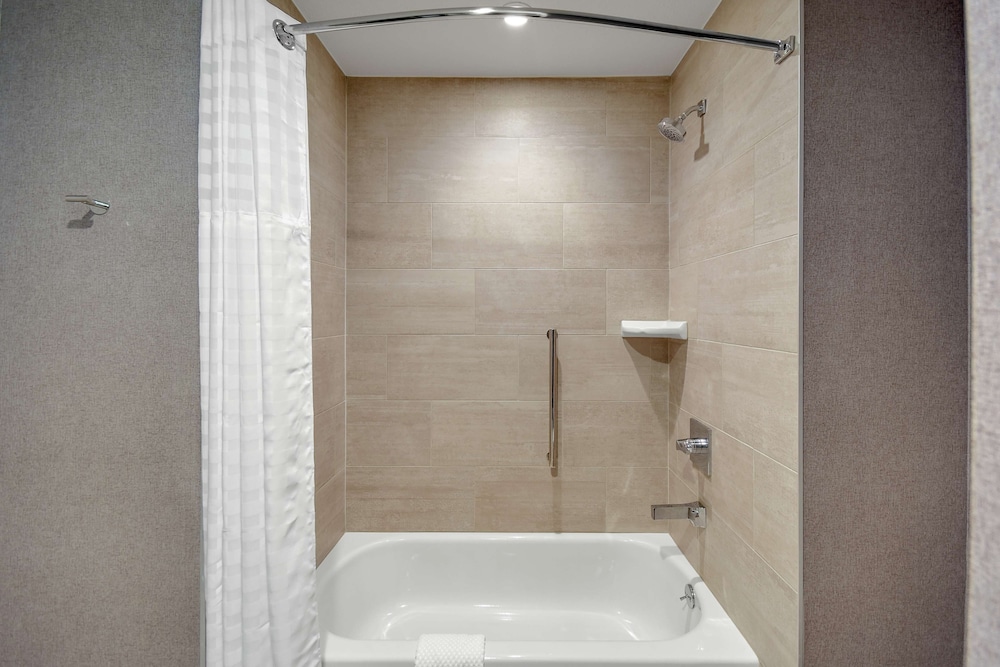 Embassy Suites by Hilton Jonesboro Red Wolf Convention Center - photo 25