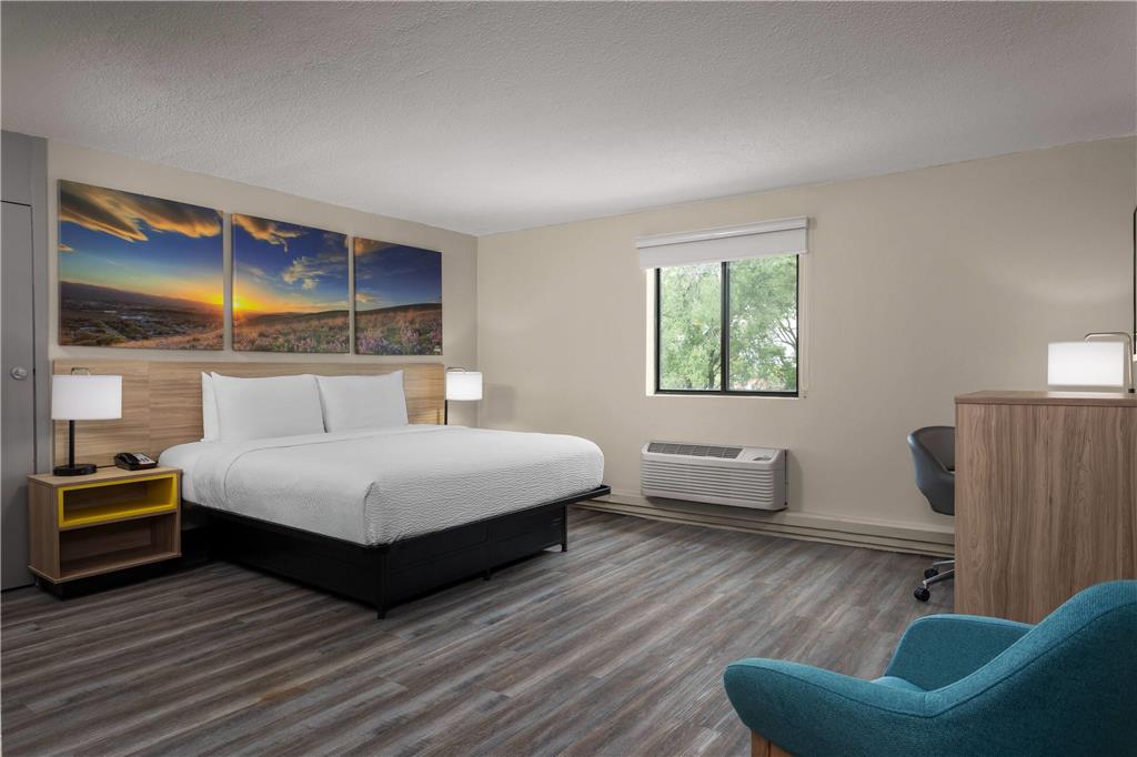 Days Inn and Suites by Wyndham Hammond IN - photo 15