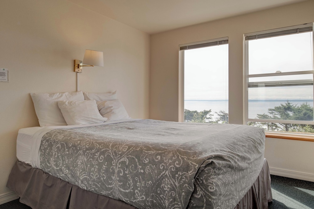 Ester Lee Oceanview Inn - photo 21