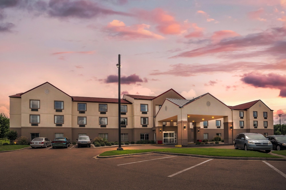 Red Roof PLUS & Suites Vicksburg - photo 31