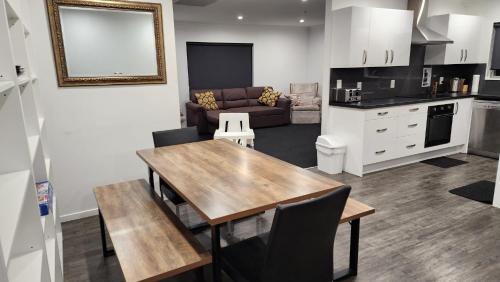 OakTree Entire Holiday Home Sleeps 8 to12 — 4-Star Luxury Hotel in Rotorua, New Zealand