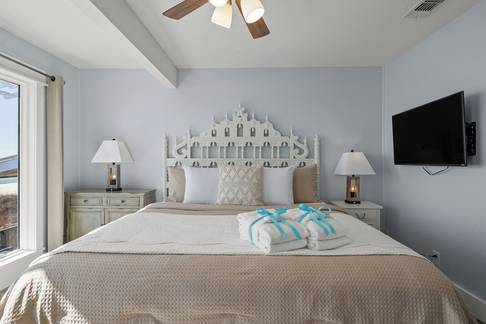Luxury Gulf Front Property Directly on the Beach Sleeps 15 - photo 11