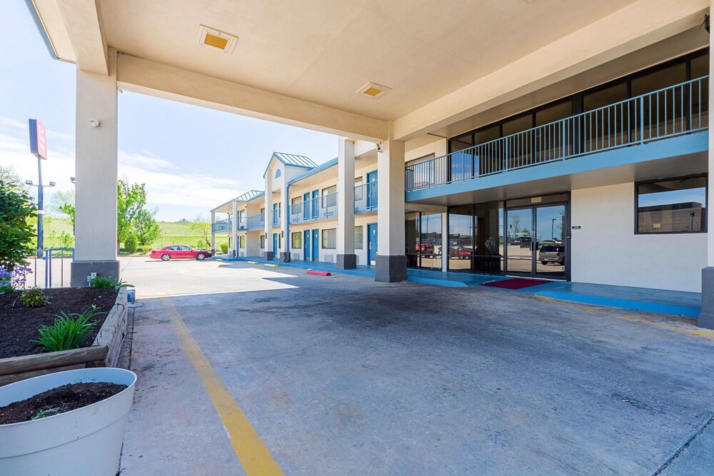 Econo Lodge Inn & Suites Bentonville Rodgers - photo 33