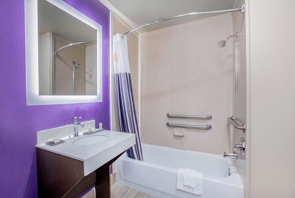 La Quinta Inn & Suites by Wyndham Hesperia Victorville - photo 34