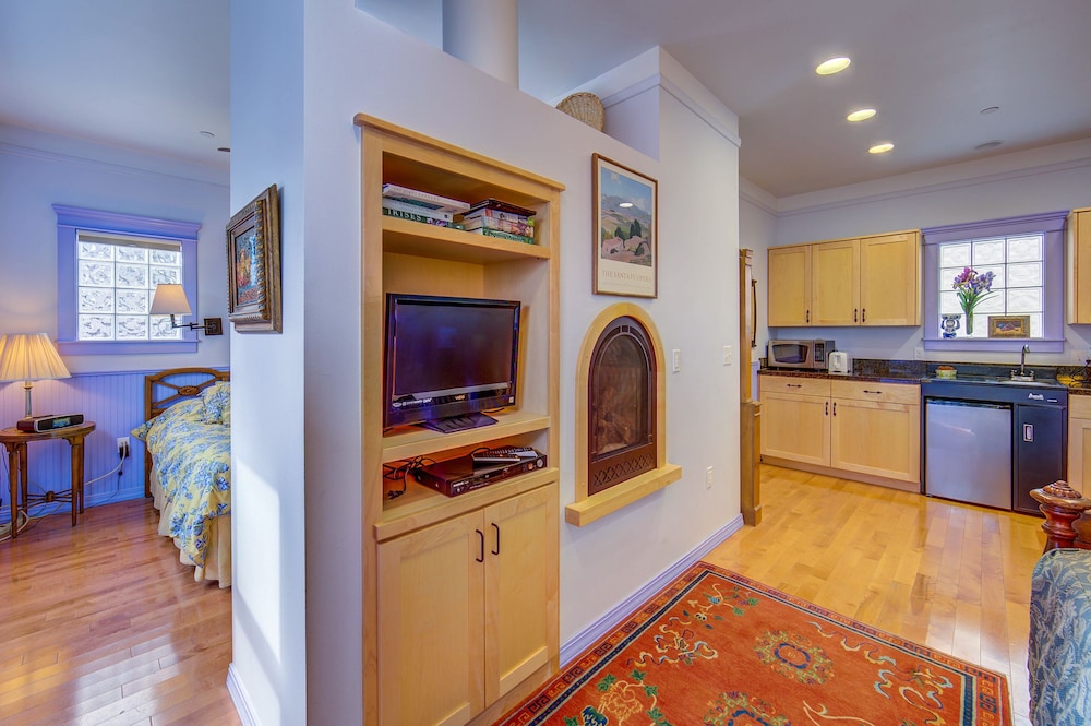 Carlisle Garden Suites - photo 33