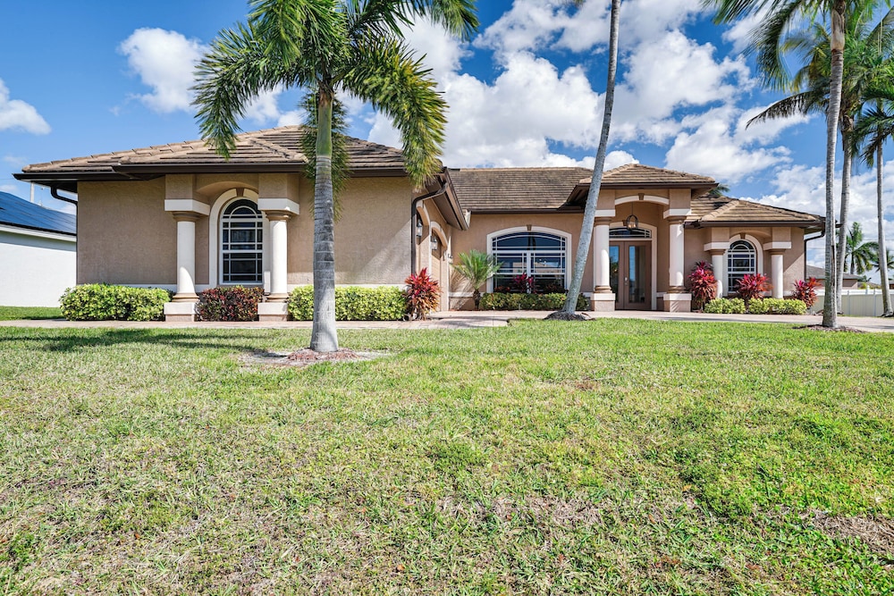 Spacious Oasis w Lagoon Pool & Spa in Cape Coral - photo 32