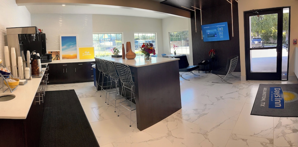 Days Inn by Wyndham Arlington - photo 2