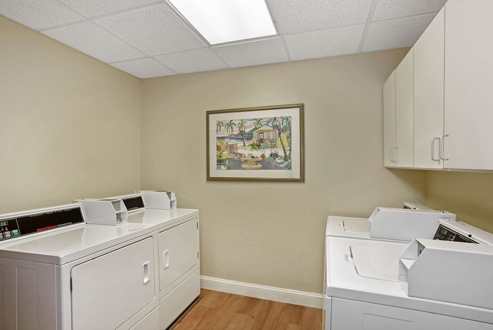La Quinta Inn & Suites by Wyndham Sarasota I75 - photo 30