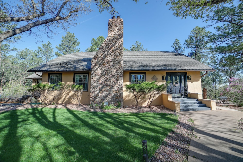 Inviting Colorado Springs House with Spacious Deck — 4-Star Luxury Hotel in Colorado Springs, United States
