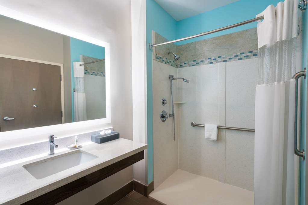 La Quinta Inn & Suites by Wyndham Forsyth - photo 21