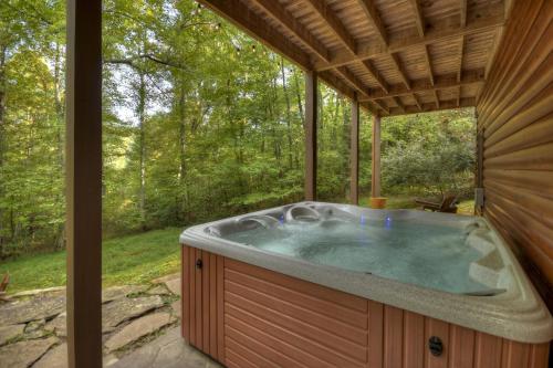 Hogback Haven Arcade Games Hot Tub Fire Pit Cozy Amenities Rocking Bench Private Wooded View Blue Ridge Ga in Blue Ridge, United States