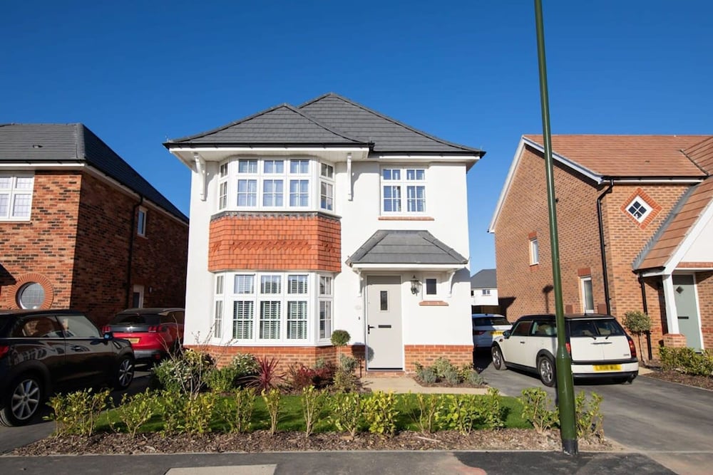 Charming Modern City Escape Garden Parking in Chichester, United Kingdom