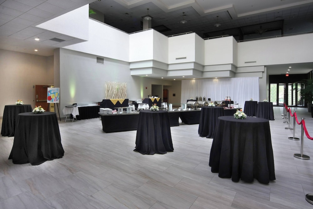 Marriott East Lansing at University Place - photo 3