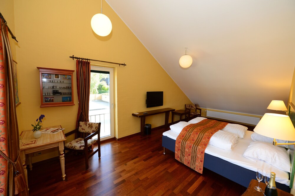 Hotel & Restaurant Fru Larsen — 4-Star Luxury Hotel in Langa, Denmark