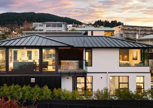 The Glasshouse by MajorDomo Central Home with Hot Tub & Sauna — 4-Star Luxury Hotel in Queenstown, New Zealand