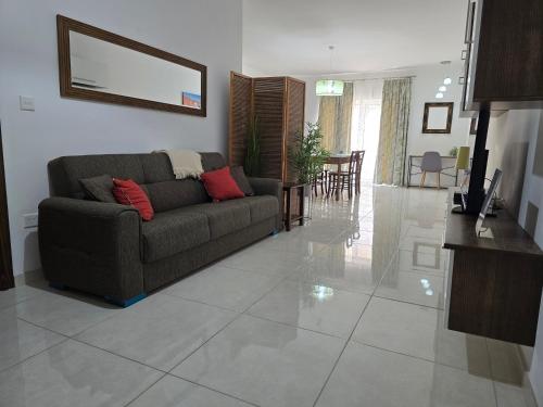 Cozy 2 Bedroom Steps to Seafront — 4-Star Luxury Hotel in Gzira, Malta