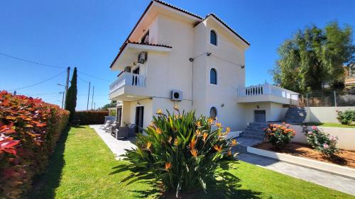 Villa Golden Sun with swimming pool and jacuzzi — 4-Star Luxury Hotel in Anavyssos, Greece