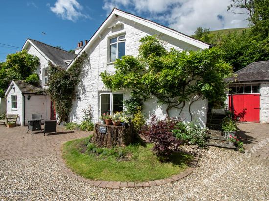 Ty Derw Country House — 5-Star Luxury Hotel in Machynlleth, United Kingdom