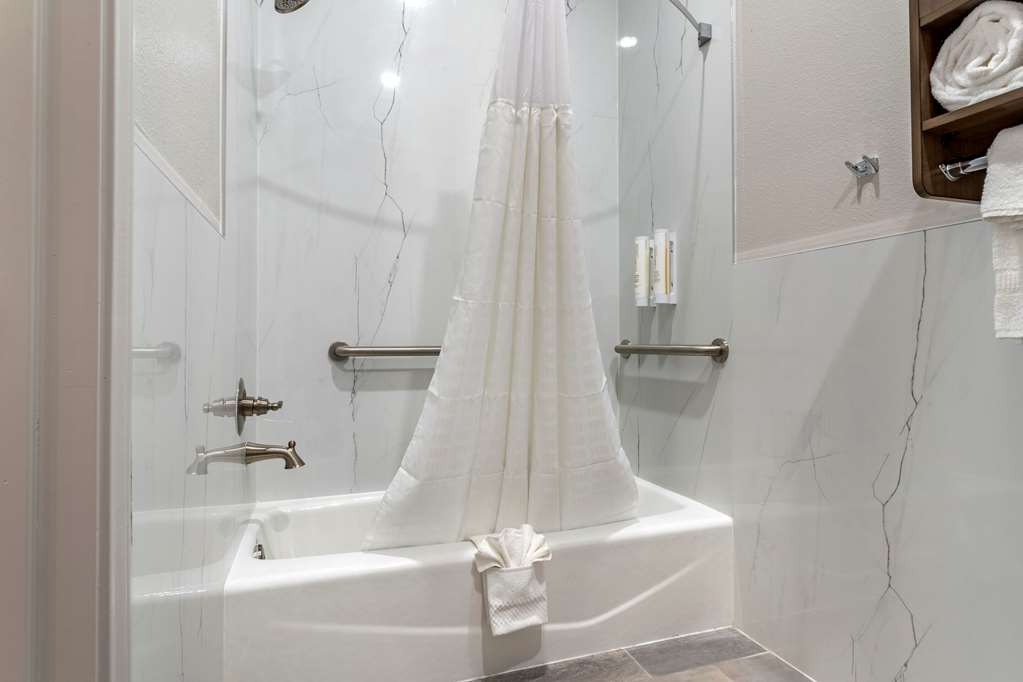 Clarion Pointe Port Arthur Beaumont South - photo 23