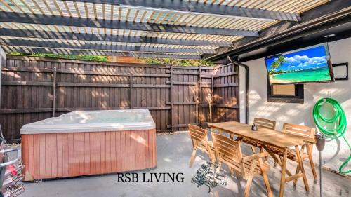 Superior 4BR 2BA Holiday Home with Hot Tub & Grill — 4-Star Luxury Hotel in Dallas, United States