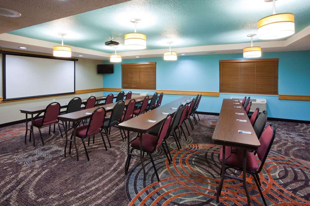 AmericInn by Wyndham Shakopee Near Canterbury Park - photo 42