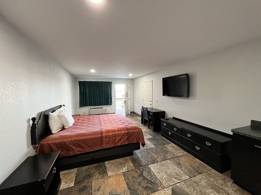 Texas Inn La Feria - photo 4