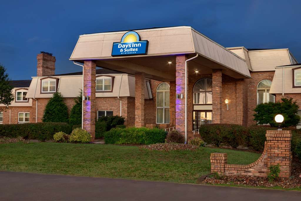 Days Inn and Suites by Wyndham Sikeston - featured photo