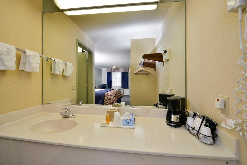 Americas Best Value Inn Houston Hobby Airport - photo 11