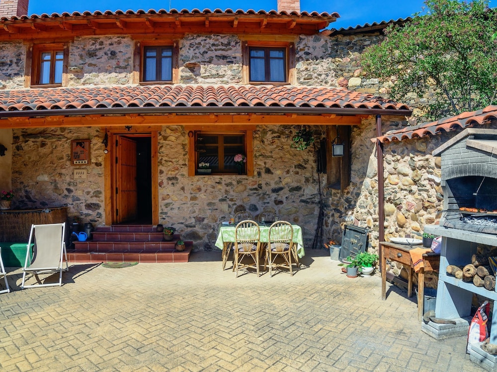 Casa Rural Entre Valles — 4-Star Luxury Hotel in Carrocera, Spain