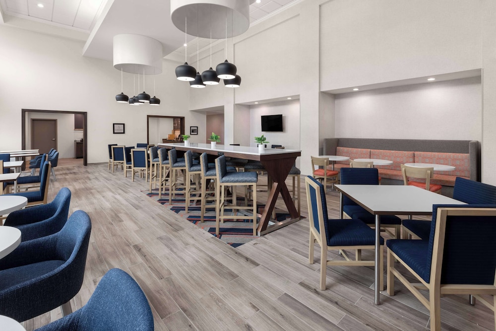 Hampton Inn & Suites Saginaw - photo 6