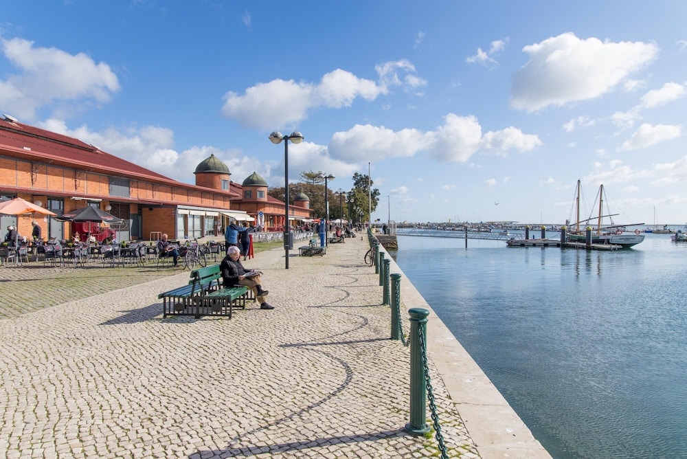 Olho Townhouse with Roof Terrace Courtyard 5min to Ferry Market — 4-Star Luxury Hotel in Olhao, Portugal