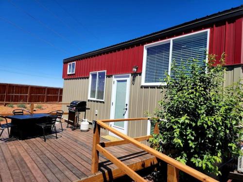 Peaceful Tiny Home with private deck fire pit bbq — 4-Star Luxury Hotel in Apple Valley, United States