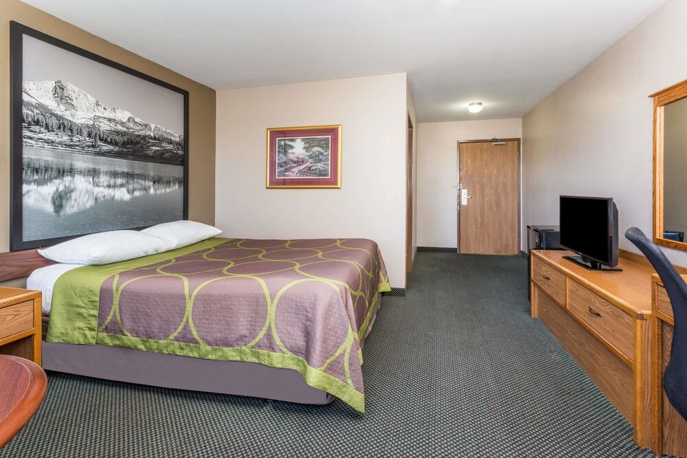 Super 8 by Wyndham Ft. Morgan - photo 9