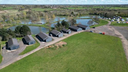 Lakeview Lodges At Makins Fishery — 4-Star Luxury Hotel in Nottingham, United Kingdom