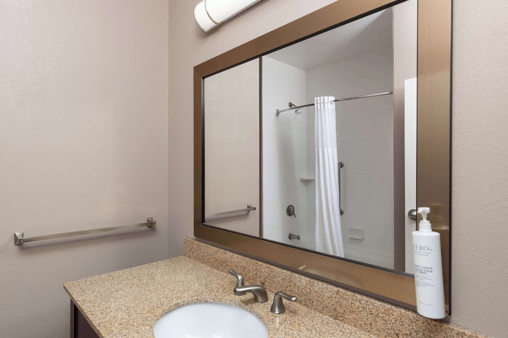 Hampton Inn & Suites Harrisburg North - photo 28