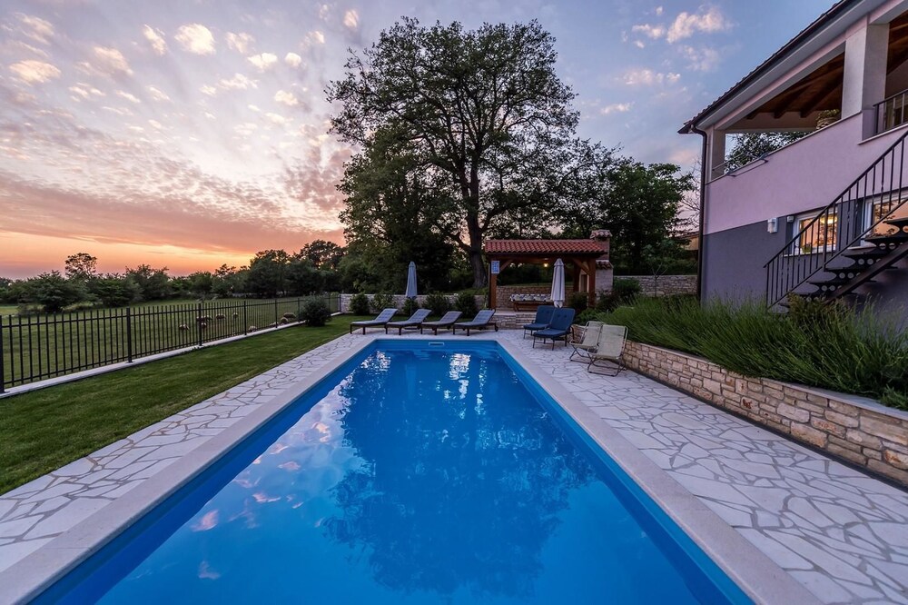 Modern Villa Vesna with Private Pool — 4-Star Luxury Hotel in Tinjan, Croatia