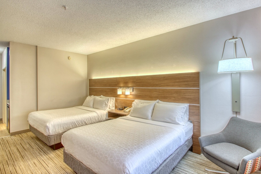 Holiday Inn Express Hotel & Suites Oshkosh by IHG - photo 29