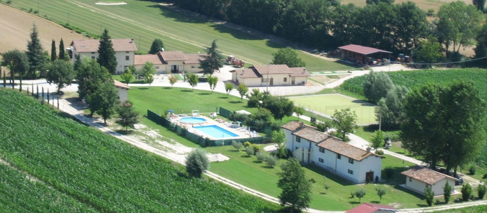 Agriturismo Casella del Piano — 4-Star Luxury Hotel in Gubbio, Italy